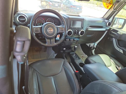 Used 2017 Jeep Wrangler Unlimited Sahara w/ Max Tow Package AWD/4WD image 8