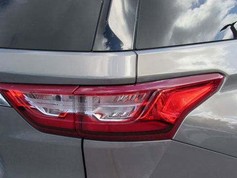 Used 2018 Chevrolet Traverse Premier w/ Driver Confidence II Package FWD image 13