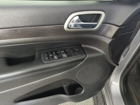Used 2018 Jeep Grand Cherokee Altitude RWD image 18