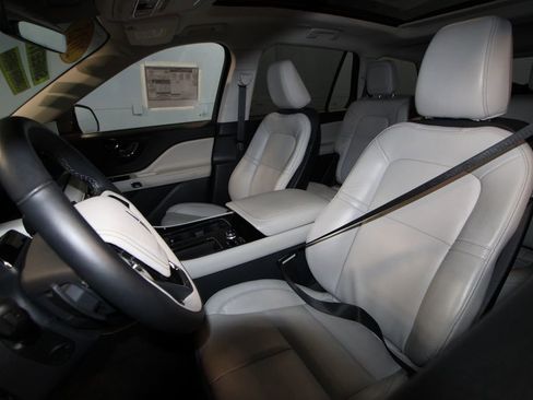 Used 2025 Lincoln Aviator AWD image 4