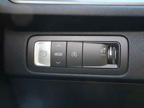 Used 2025 Chevrolet Traverse LT image 37