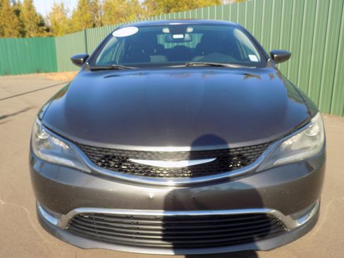 Used 2015 Chrysler 200 Limited w/ Convenience Group image 2