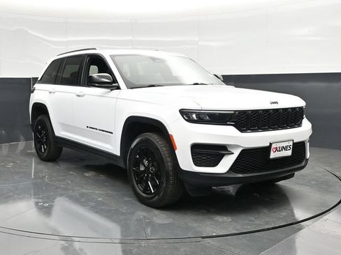 Used 2025 Jeep Grand Cherokee Altitude AWD/4WD image 6
