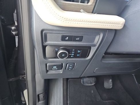 Used 2023 Ford Expedition Limited image 24