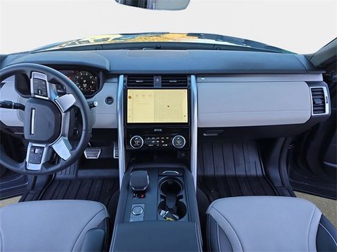 Used 2024 Land Rover Discovery Dynamic SE image 9