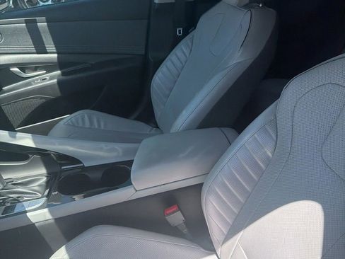 Used 2021 Hyundai Elantra Limited FWD image 3