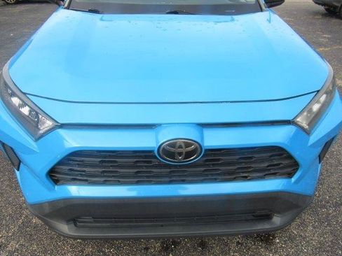 Used 2019 Toyota RAV4 LE FWD image 4