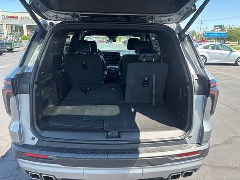 Used 2025 Chevrolet Traverse LT FWD image 8