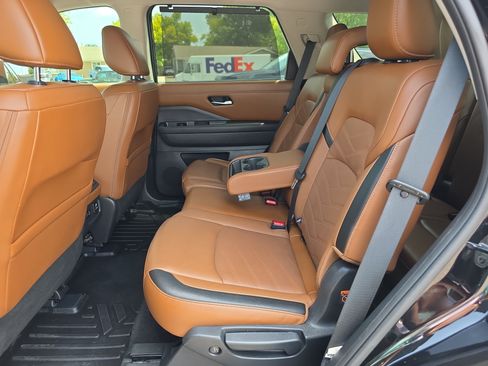 Used 2023 Nissan Pathfinder Platinum w/ Black Appearance Package FWD image 11
