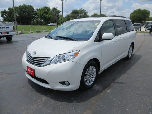 Used 2016 Toyota Sienna XLE Premium FWD image 14