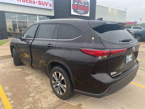 Used 2022 Toyota Highlander XLE FWD image 9