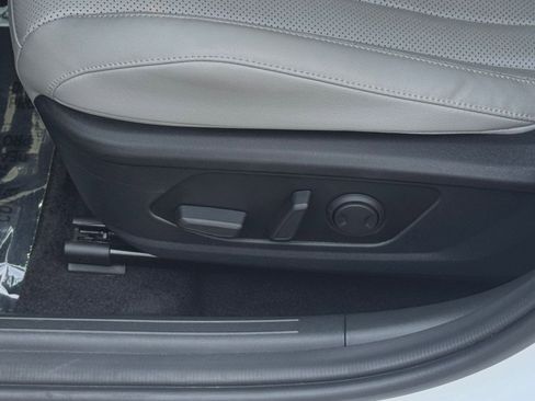 Used 2025 Hyundai Elantra Limited image 24