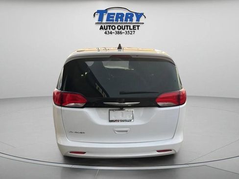 Used 2022 Chrysler Voyager LX image 6