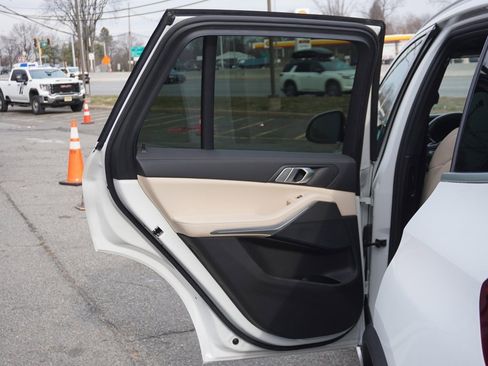 Used 2022 BMW X5 xDrive40i w/ Parking Assistance Package image 27