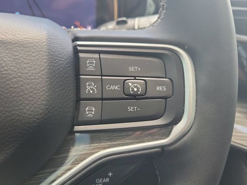 Used 2022 Jeep Wagoneer Series III w/ Premium Group I AWD/4WD image 18