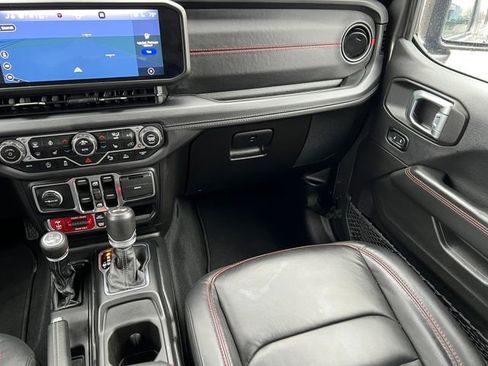 Used 2025 Jeep Wrangler Unlimited Rubicon AWD/4WD image 32