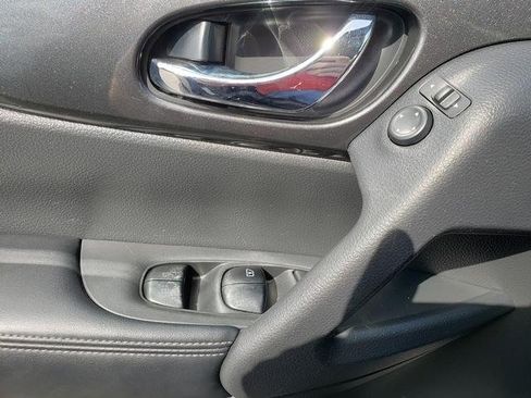 Used 2017 Nissan Rogue S AWD/4WD image 25