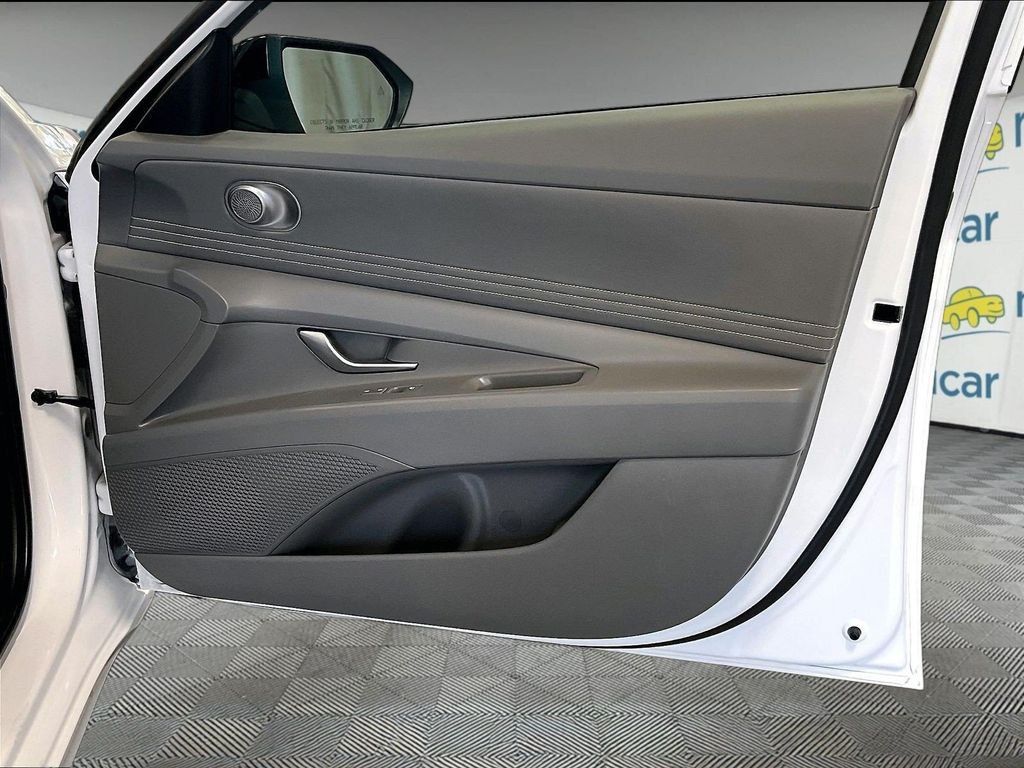 Used 2025 Hyundai Elantra SEL FWD image 6