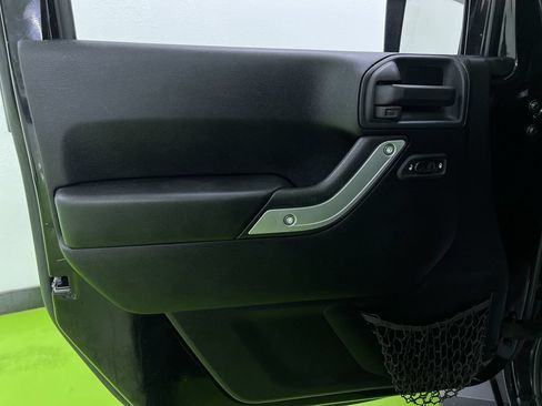 Used 2015 Jeep Wrangler Unlimited Rubicon AWD/4WD image 17