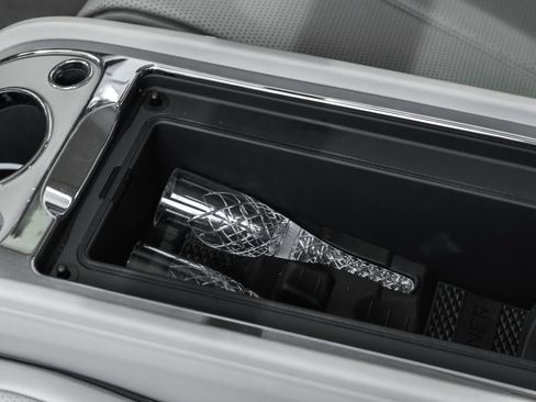 Used 2023 Bentley Bentayga Extended Wheelbase AWD/4WD image 38