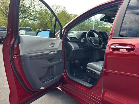 Used 2023 Toyota Sienna XLE AWD/4WD image 2