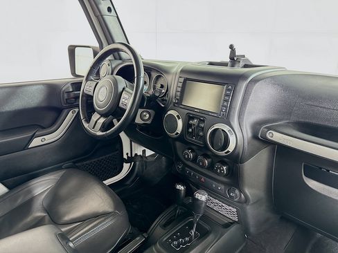 Used 2017 Jeep Wrangler Unlimited Sahara w/ Dual Top Group AWD/4WD image 25