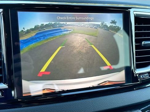 Used 2024 Chrysler Pacifica Touring-L image 13