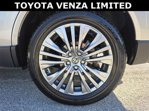 Used 2024 Toyota Venza Limited image 16