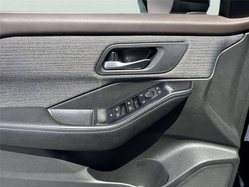 Used 2023 Nissan Rogue SV FWD image 17