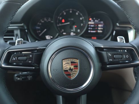Certified 2025 Porsche Macan AWD/4WD image 17
