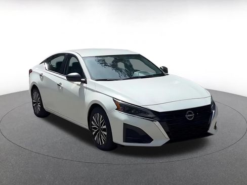 Used 2025 Nissan Altima 2.5 SV FWD image 3