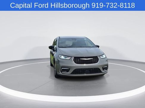 Used 2025 Chrysler Pacifica Select FWD image 2