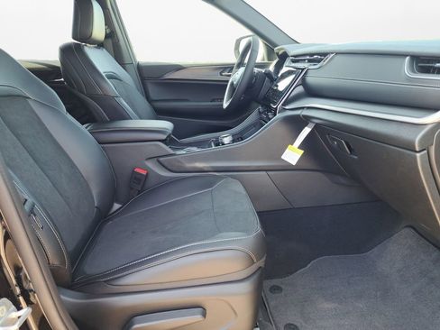 New 2025 Jeep Grand Cherokee Altitude image 24