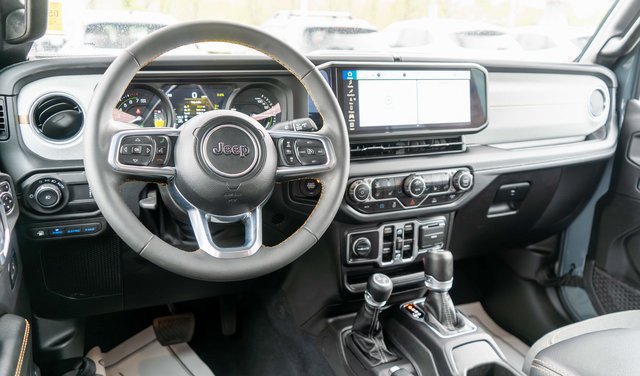 Used 2024 Jeep Wrangler Unlimited Sahara w/ Technology Group AWD/4WD image 12