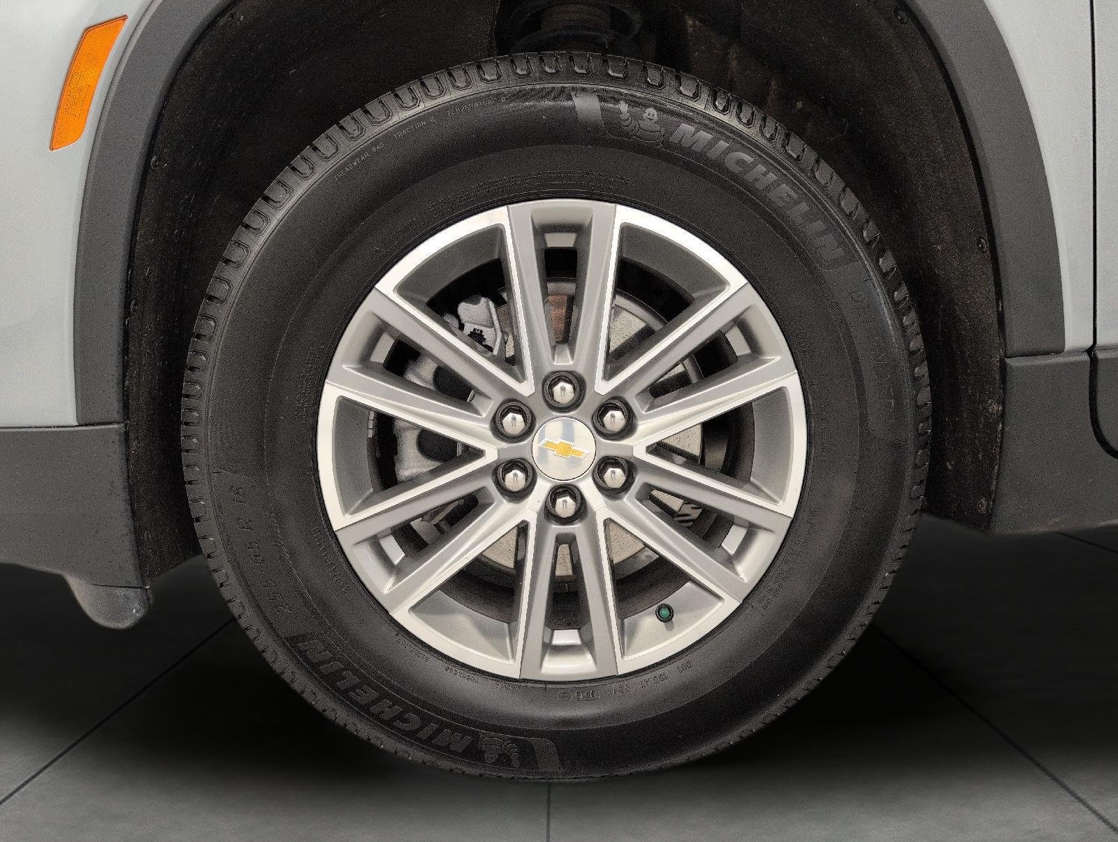 Used 2023 Chevrolet Traverse LT FWD image 4