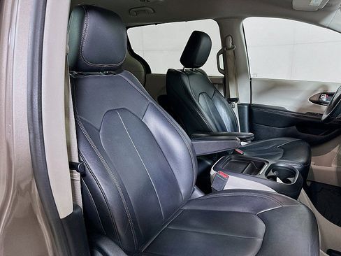 Used 2017 Chrysler Pacifica Touring-L FWD image 27
