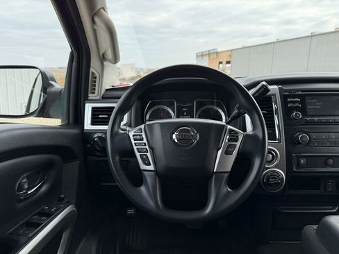 Used 2018 Nissan Titan SV image 20