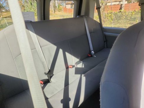 Used 2009 Ford E-350 and Econoline 350 Super Duty Wagon image 28