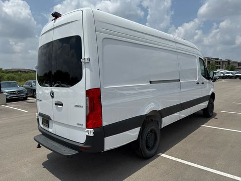Used 2025 Mercedes-Benz Sprinter 2500 image 5
