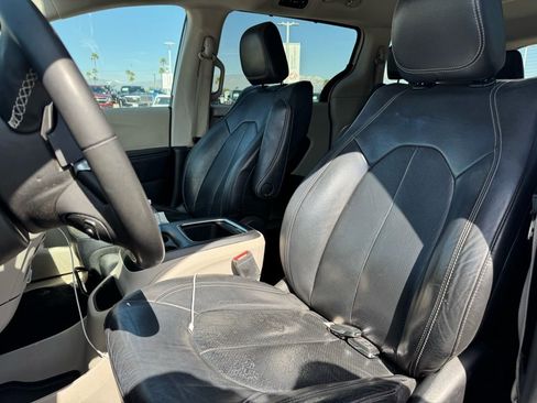 Used 2022 Chrysler Pacifica Touring-L image 5