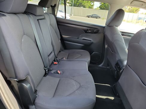 Used 2021 Toyota Highlander LE FWD image 21