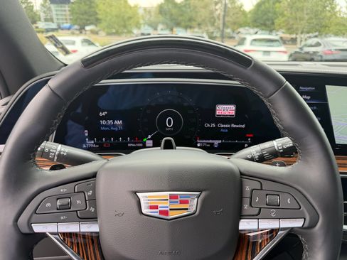 Used 2024 Cadillac Escalade Premium Luxury AWD/4WD image 6