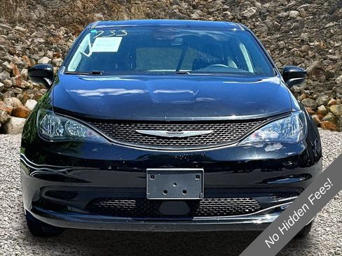 Used 2023 Chrysler Voyager LX FWD image 3