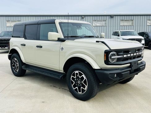 New 2026 Ford Bronco Outer Banks AWD/4WD image 2