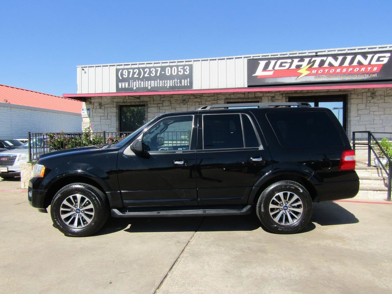 Used 2016 Ford Expedition XLT w/ Equipment Group 202A RWD image 2