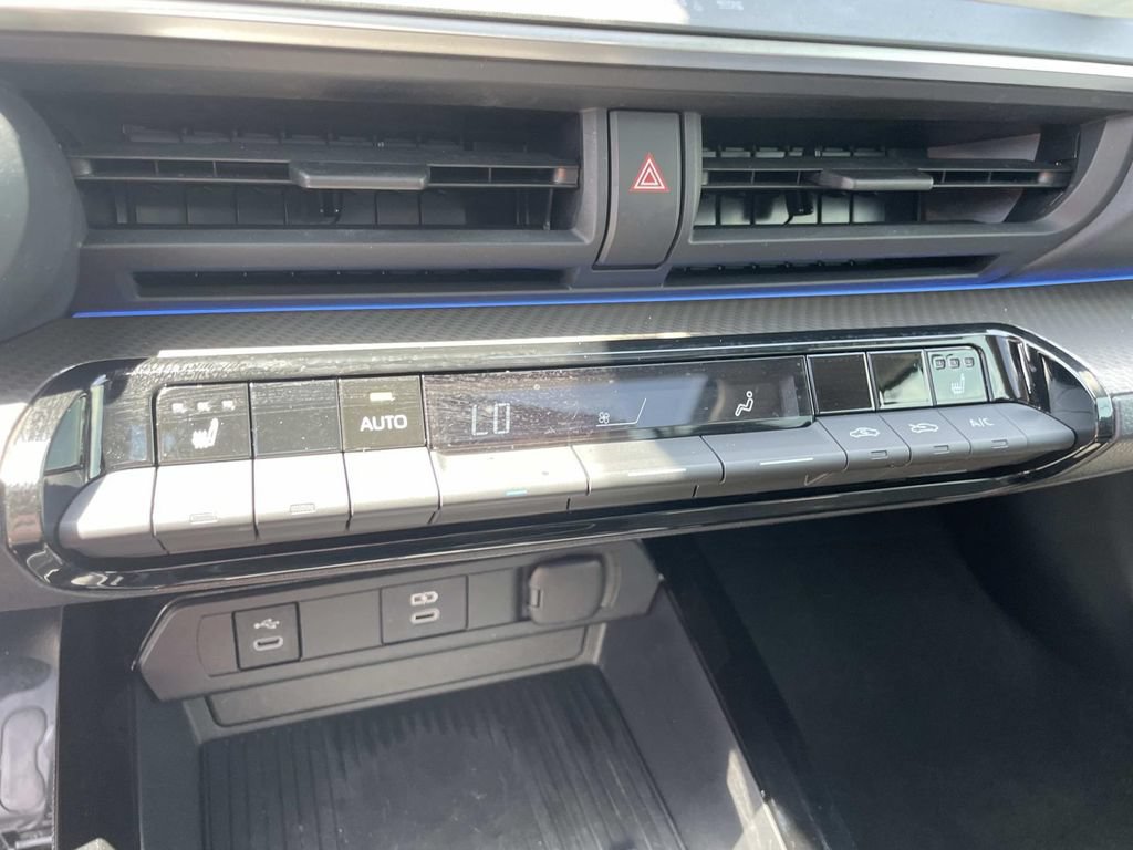 Used 2024 Toyota Prius XLE FWD image 34