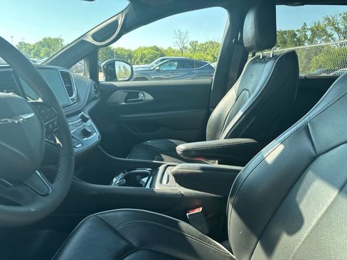 Used 2025 Chrysler Pacifica Limited FWD image 31