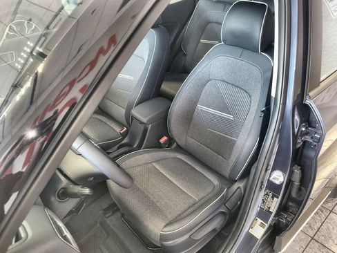 Used 2025 Hyundai Venue Limited FWD image 11