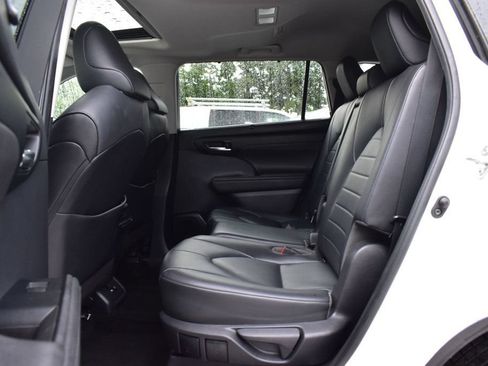 Used 2020 Toyota Highlander XLE AWD/4WD image 21