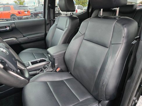 Used 2019 Toyota Tacoma TRD Sport AWD/4WD image 25